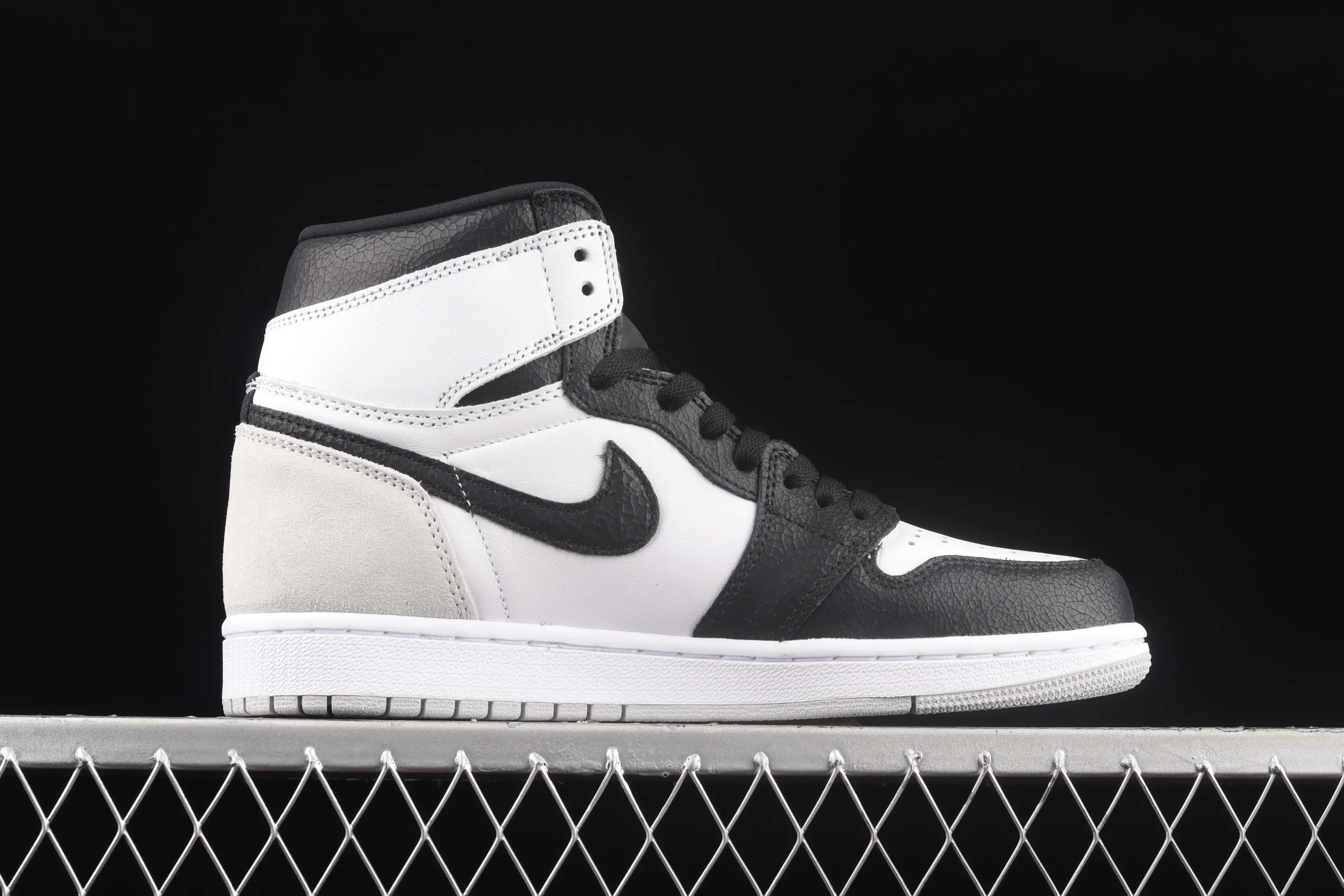 All categories Air Jordan Jordan series basketball shoes Air Jordan 1 High L version Air Jordan 1 High OG "Stage Haze" AJ1 Joe 1 black and gray toe 555088-108